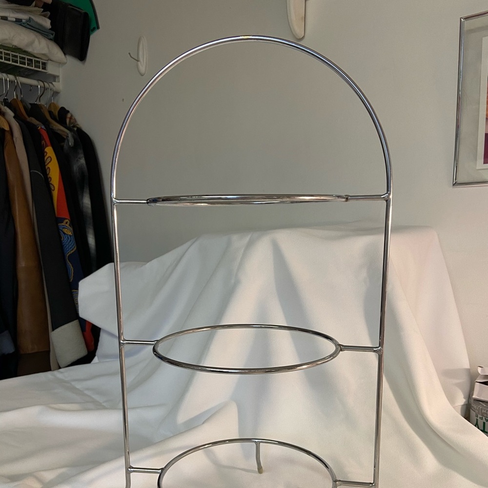 Chrome 3 Tier Plate Stand. Holds 8.5 & up plates.